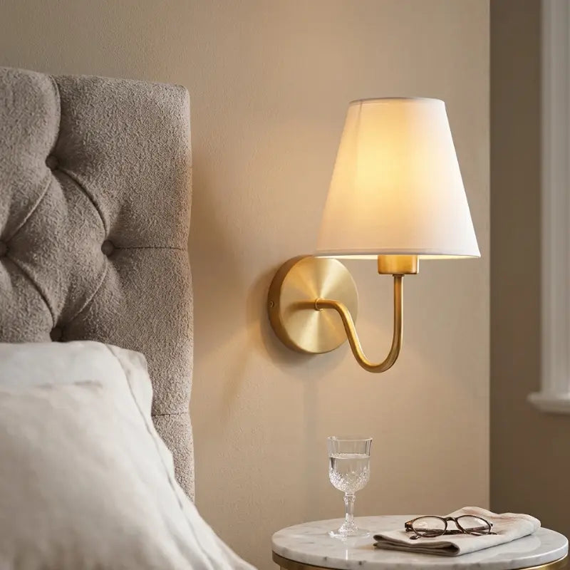 Applique murale de chevet- Lampe murale avec abat-jour en lin et corp en laiton │ ALDO