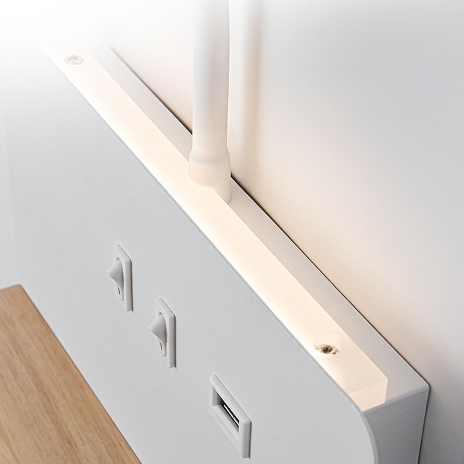 Applique murale LED avec double source lumineuse et chargeur induction │ IZNAT