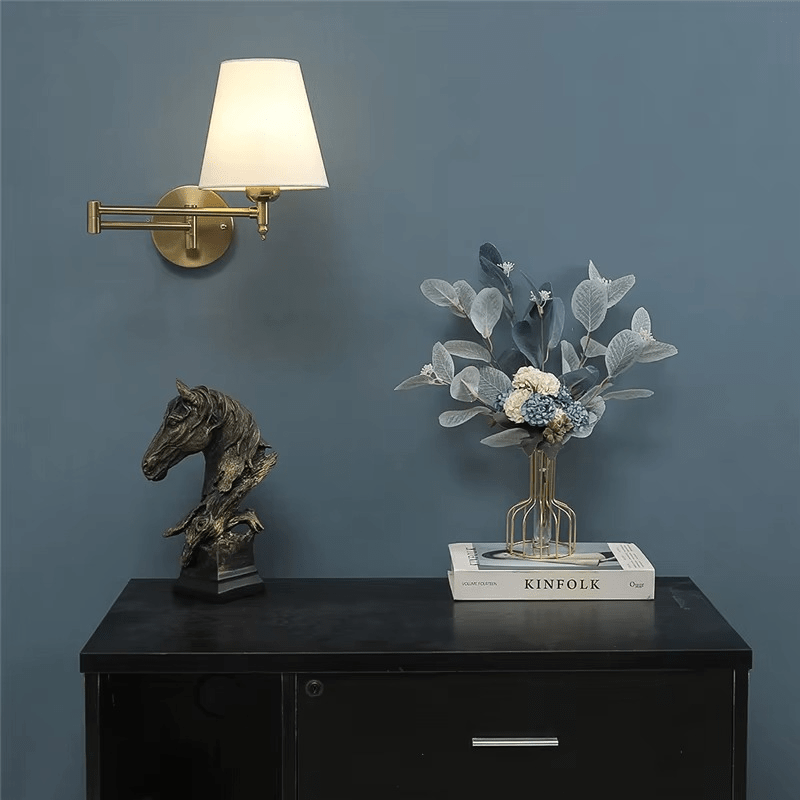 Applique murale de chevet avec bras articulé - Lampe murale de chevet orientable avec abat - jour en lin et corp en laiton │ GENA - product_type_Atelier Luisiano