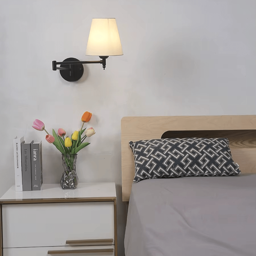 Applique murale de chevet avec bras articulé - Lampe murale de chevet orientable avec abat - jour en lin et corp en laiton │ GENA - product_type_Atelier Luisiano