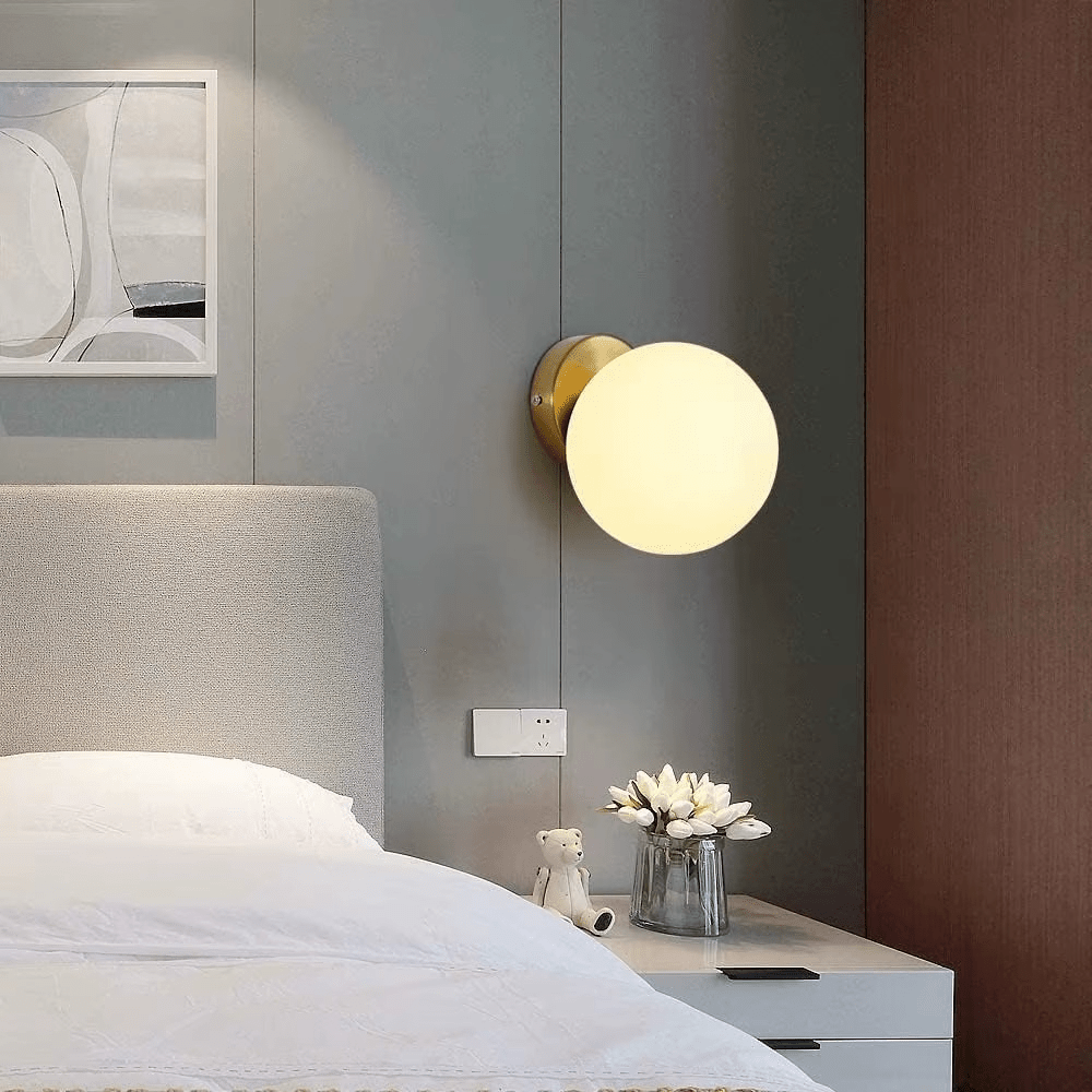 Applique murale boule en verre opaline et laiton SOLENE - product_type_Atelier Luisiano