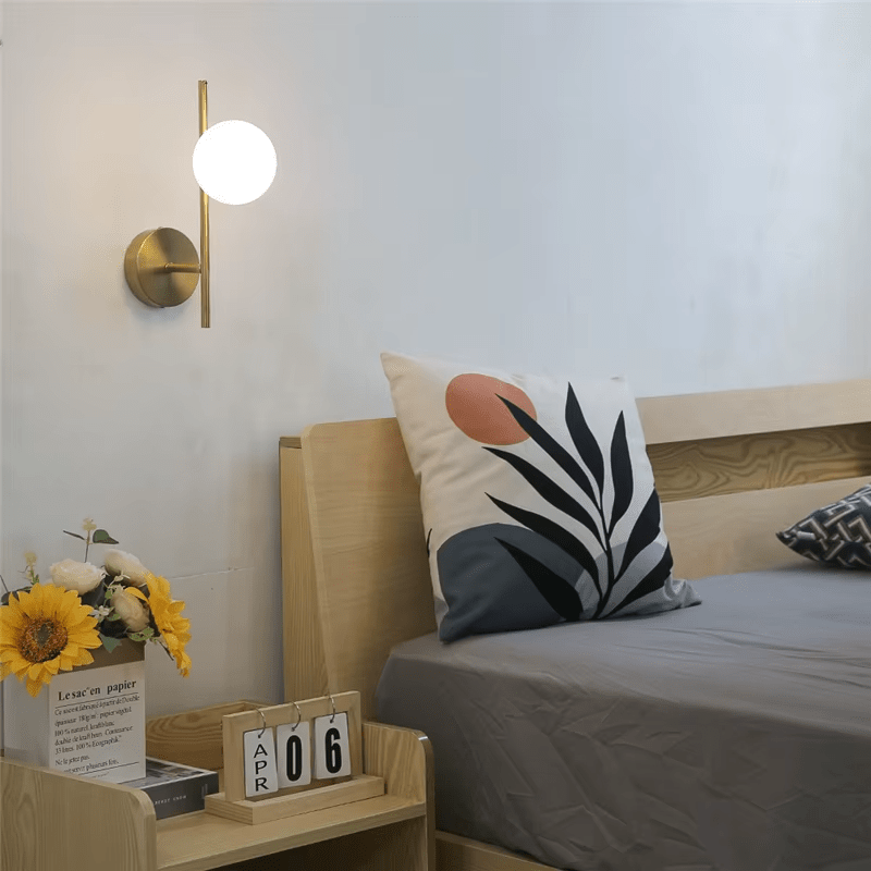 Applique murale dorée avec abat - jour globe en verre opaline et laiton VENUS - product_type_Atelier Luisiano