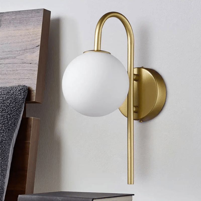Applique murale dorée en laiton avec abat - jour globe opaline VANELA - product_type_Atelier Luisiano