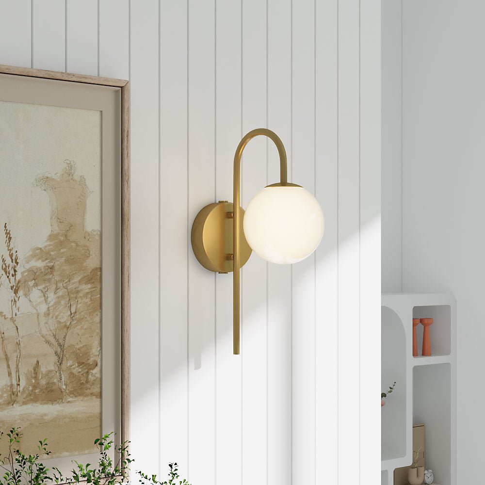 Applique murale dorée en laiton avec abat - jour globe opaline VANELA - product_type_Atelier Luisiano