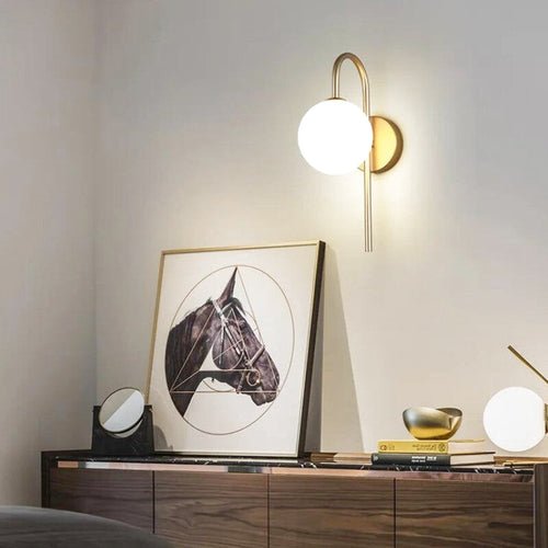 Applique murale dorée en laiton avec abat - jour globe opaline VANELA - product_type_Atelier Luisiano