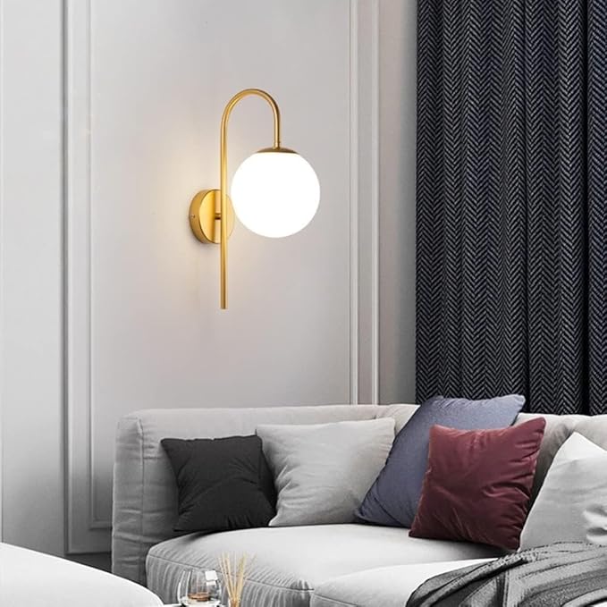 Applique murale dorée en laiton avec abat - jour globe opaline VANELA - product_type_Atelier Luisiano