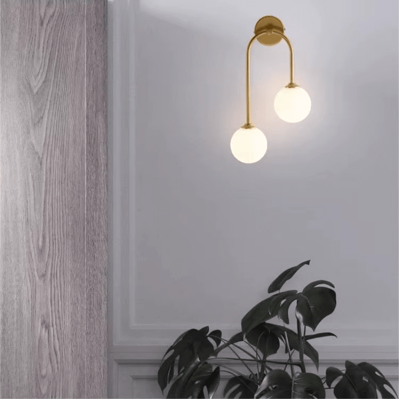 Applique murale double doré en laiton avec abat - jour globe en verre opaline KENNY - product_type_Atelier Luisiano