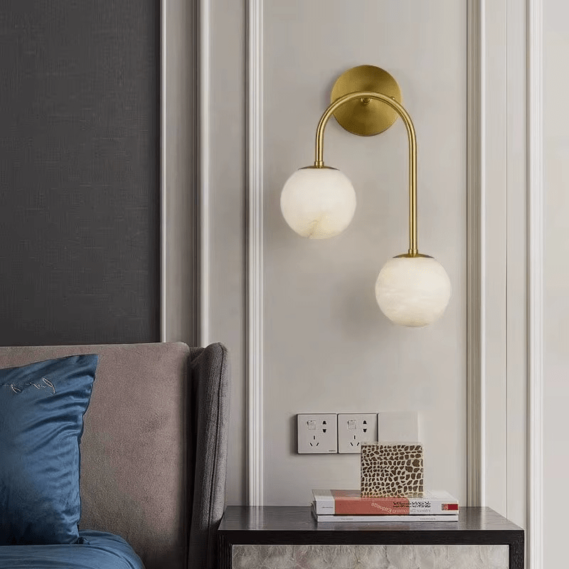 Applique murale double doré en laiton avec abat - jour globe en verre opaline KENNY - product_type_Atelier Luisiano