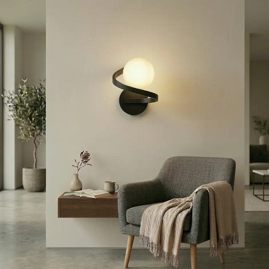 Applique murale moderne en métal et verre opale LOBAT, vue 4 — Atelier Luisiano